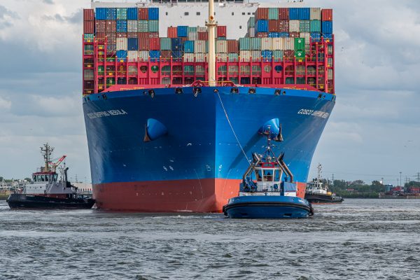 Containerschiff mit Schleppern