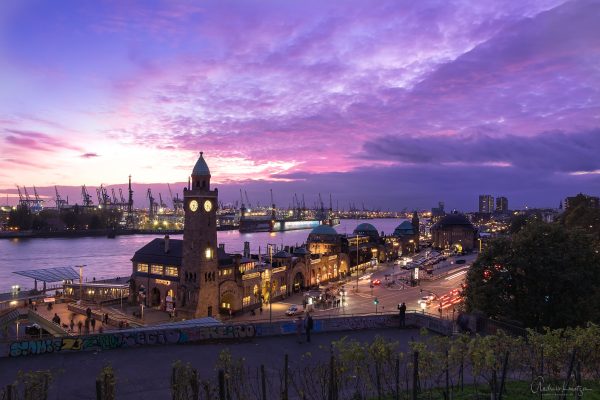 Lila Abendhimmel über dem Hamburger Hafen