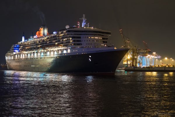 Queen Mary 2 in Hamburg bei Nacht