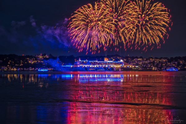 Queen Mary 2 mit Feuerwerk