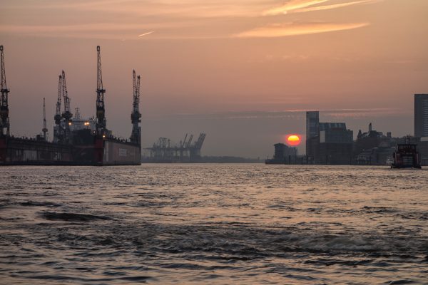 Sonnenuntergang am Hamburger Hafen 170315
